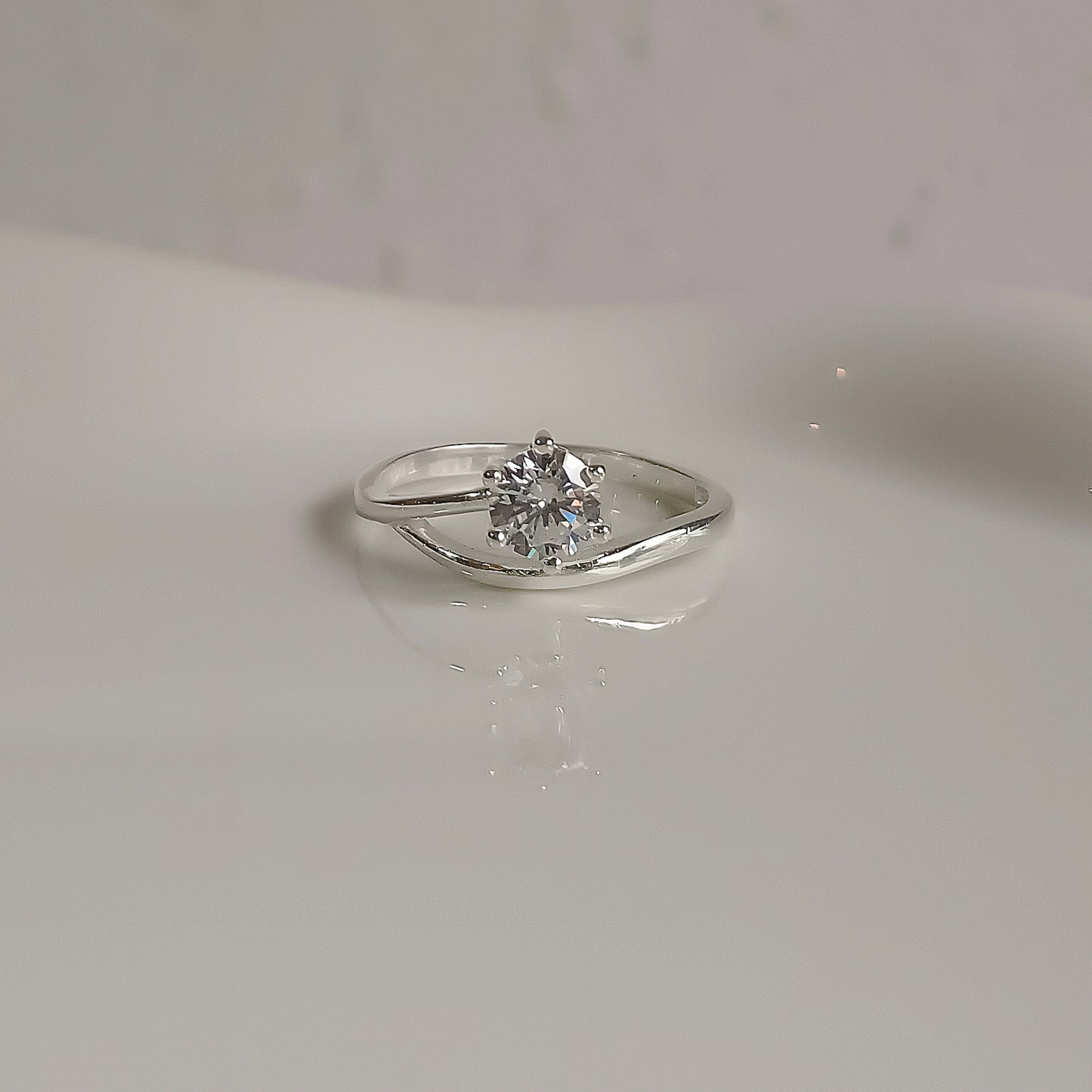 Anillo Solitario diseño curvo y brillante - Plata 925