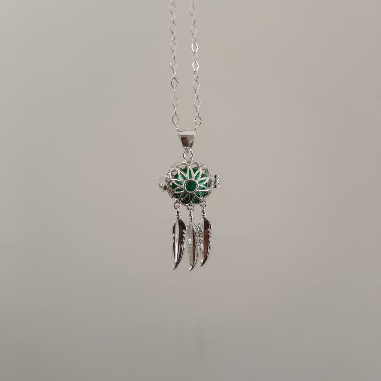 Collar Llamador de Ángeles con alas y esfera verde - Plata Ley 925
