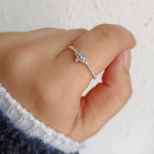 Anillo Flor con circones - Plata 925