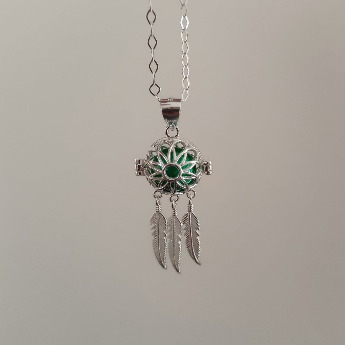 Collar Llamador de Ángeles con alas y esfera verde - Plata Ley 925